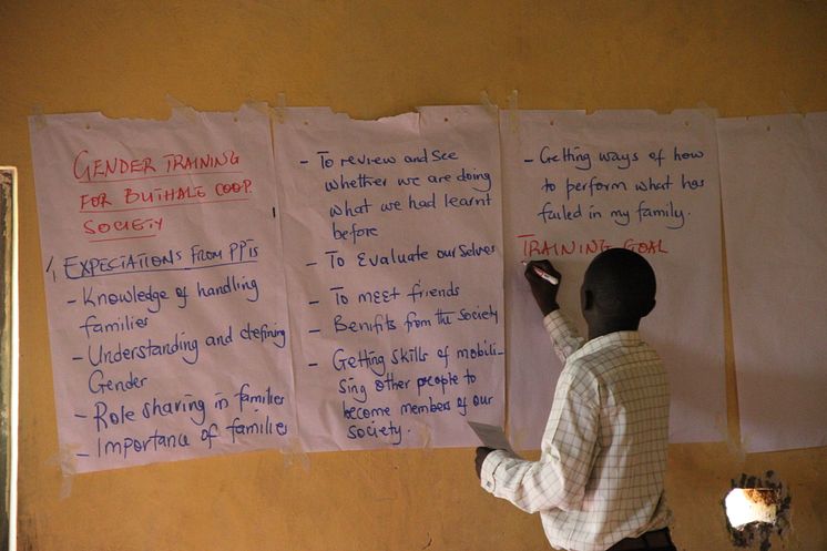 Linda Andersson besöker jämställdhetskurs i Uganda