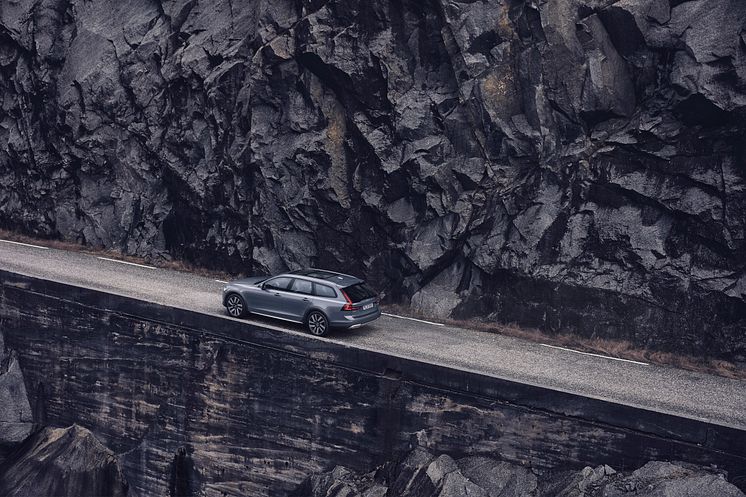 Volvo V90 B6 AWD Cross Country i Thunder Grey