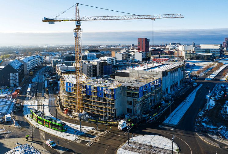 Spårvagnen anländer till hållplatsen Solbjer vid blivande bostadsområden vid Brunnshög i nordöstra Lund. Foto Kasper Dudzik