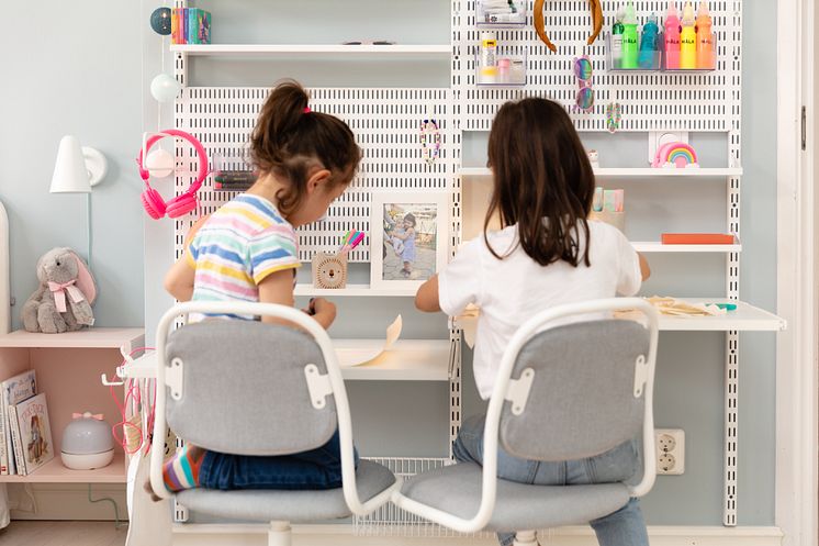 Elfa_Bookshelves_childrens_room_desk