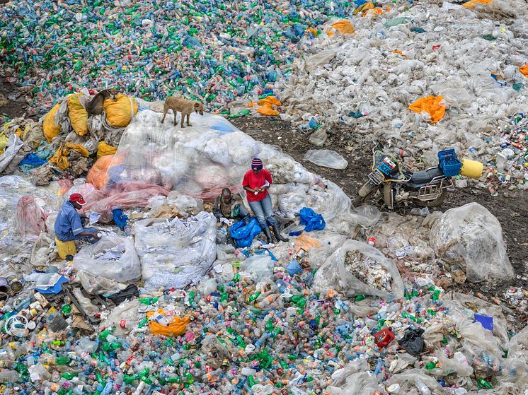 Antropocen: Dandora Landfill #3, Plastics Recycling, Nairobi, Kenya 2016