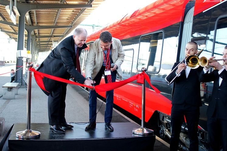 Peter Viinapuu, VD MTR Nordic, och Johan Söör, VD MTR Express, klipper bandet i Göteborg