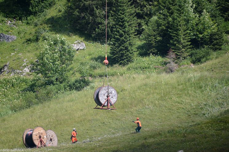 Foto: In Summe sieben Kabeltrommeln transportierte der Transporthubschrauber zur Taubensteiner Bergstation