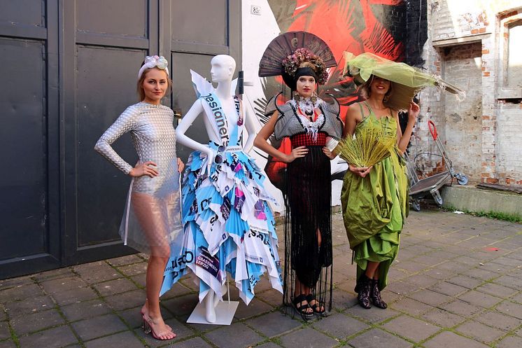 Vorstellung der Mode-Kollektion der Freien Akademie Köln: Das Waschsalon-Outfit "in vacuum" von Franziska Munsch, das 'Geisha'-Kleid von Marco Stern und das grüne Seidenkleid in Kombination mit einem Hut aus einer Badematte von Jana Wahn (v.l.n.r)