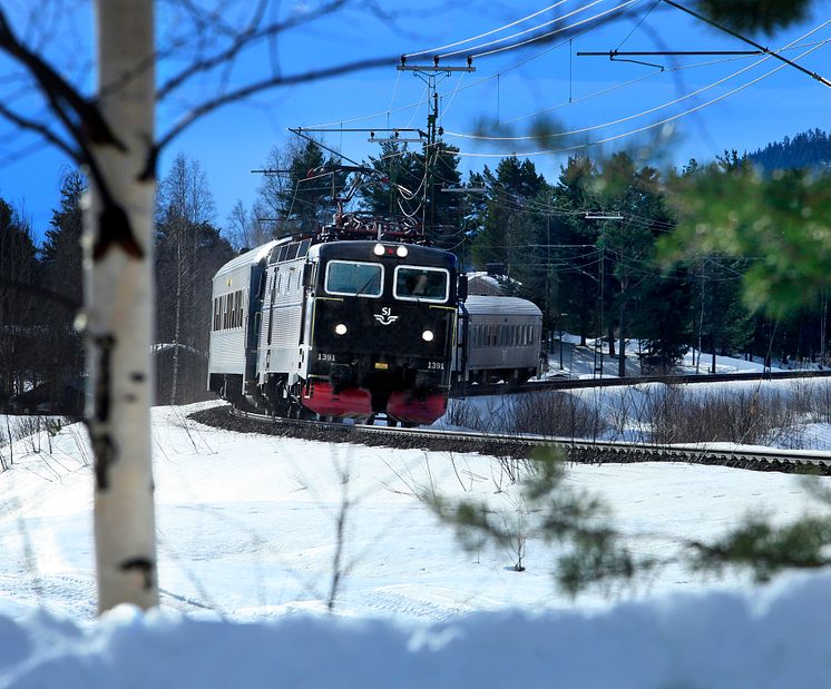  SJ InterCity i vinterlandskap