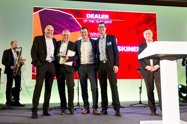 Swecon tar emot utmärkelsen '2017 EMEA Dealer of the Year' av Volvo Construction Equipment