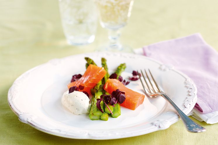 Grillad sparris med rökt lax och Crème Fraîche Gourmet Sommarörter