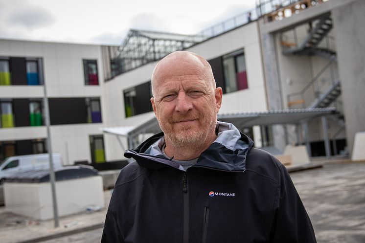 Henrik Fabricius glæder sig til at byde velkommen på Tradiums nye elevhotel, der ligger midt i Randers. 