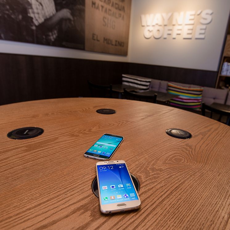  Samsung och Wayne´s Coffee laddar för trådlöst samarbete 