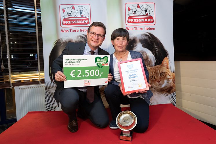 Hermann Aigner übergibt den Preis an die Obfrau des Vereines Igelhilfe Österreich