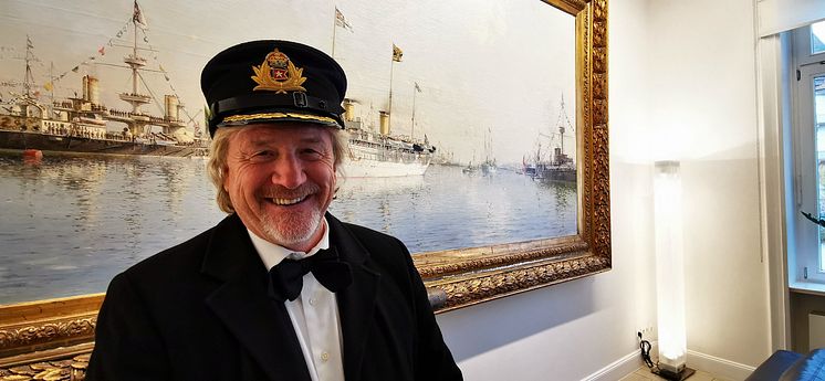 Uwe Wanger hat sichtloich Spaß an dem Thema Titanic, hier mit einer von vier Originalmützen aus dem Film