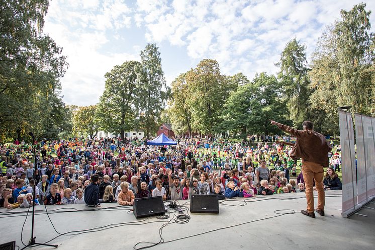 Geirr Lystrup opptrer på Barneaksjonens jubileumskonsert