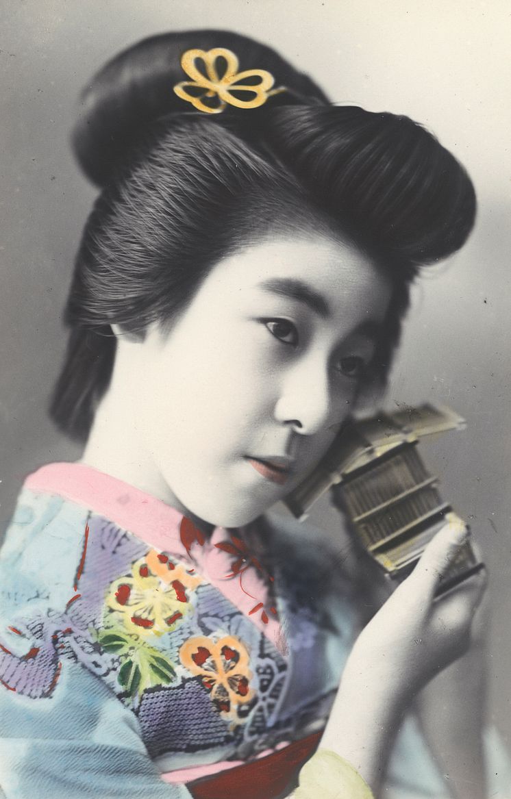 Drömmen om Japan. Ett handkolorerat vykort från Cronholms samling, fotograferat tidigt 1900-tal i Tokyo. 