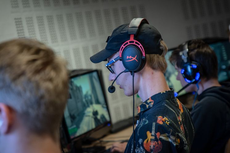 E-sport elev igang med spil 