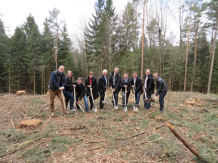 Foto: Beim Spatenstich im Gröbener Forst 