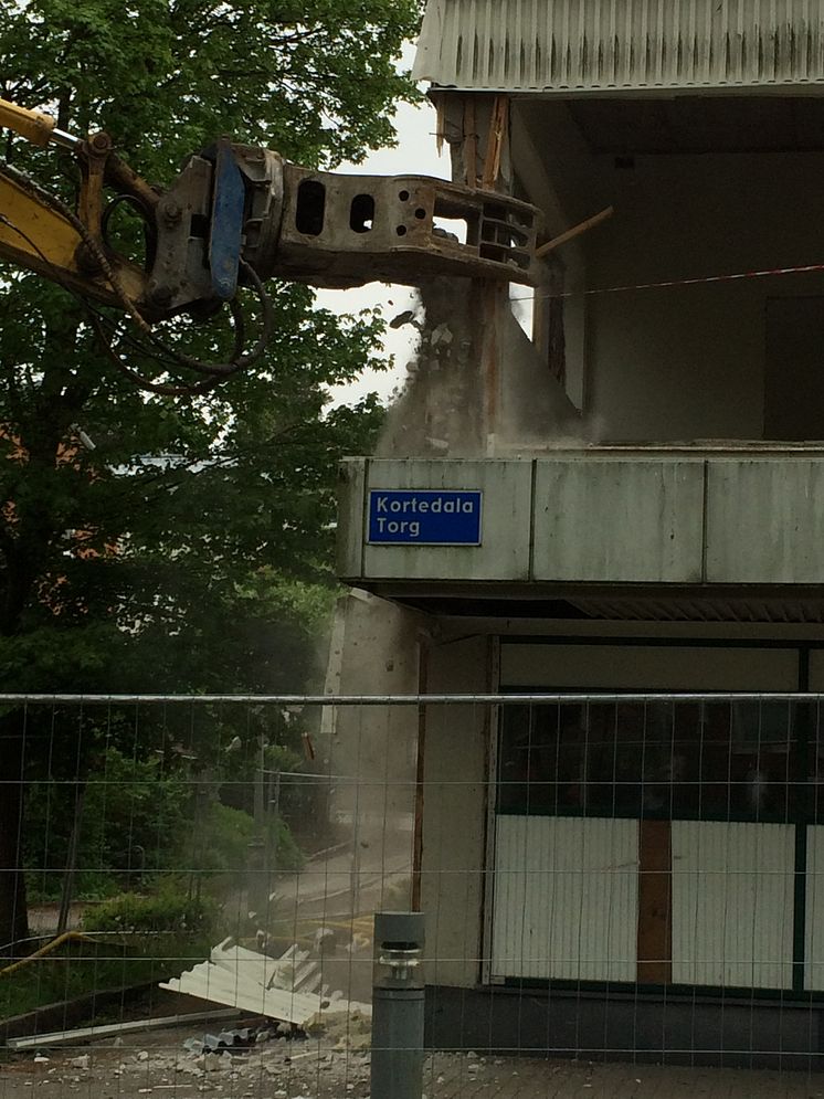 Gammalt hus rivs på Kortedala Torg och ger plats åt nytt flerbostadshus