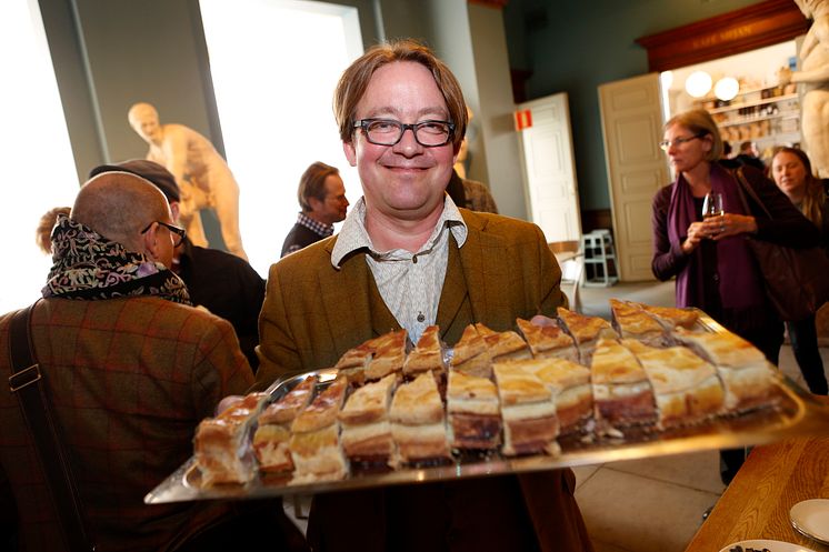 Jens Linder med ett fat engelsk pork pie på Svenskt Kötts pressträff om svensk gris