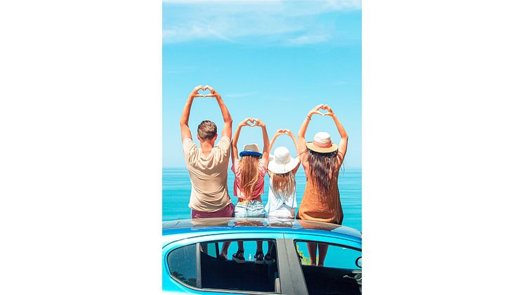 1280 x 720 Familie auf Autodach vor blauem Himmel.jpg