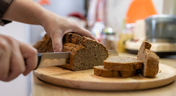 fullkornsbröd som skärs