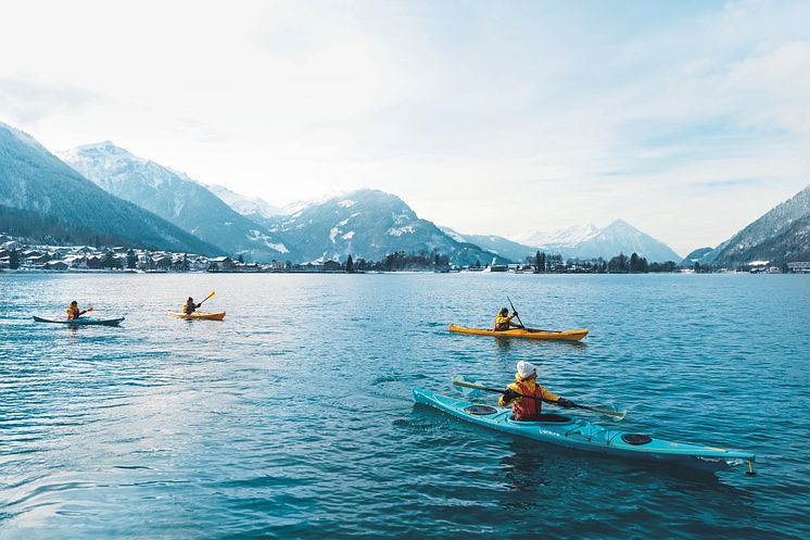 Dave Storey von der Kajakschule Hightide mit einer Gruppe auf dem Brienzersee 