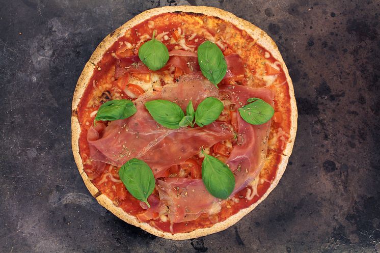 Tortillapizza med tomat og parmaskinke