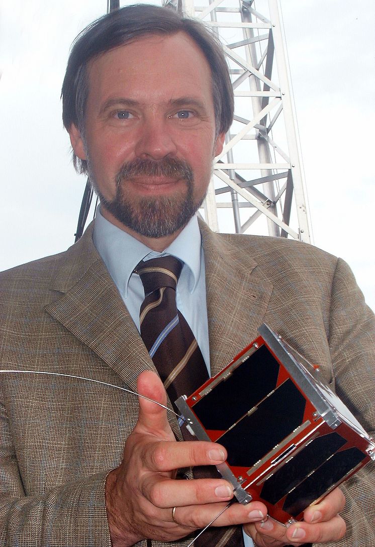 Foto: Prof. Dr. rer. nat. Klaus Schilling mit erstem deutschen Pico-Satelliten. Prof. Klaus Schilling leitet den Lehrstuhl für Robotik und Telematik an der Julius-Maximilians-Universität Würzburg. Er forscht u.a. an Kleinstsatellitensystemen.