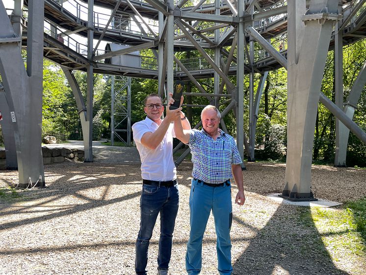 Kategorie Stahlkonstruktionen: Stefan Weidle und Helmut Mühlbauer sind stolz auf die Anerkennung der Leistung ihres Teams.