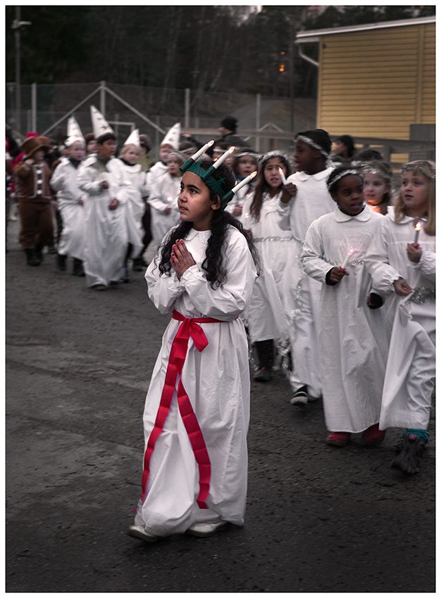 Luciafirande på Sjötorpskolan 2015. Dagens utomhusfirande beror ofta på platsbrist inomhus. Foto Peter Segemark, Nordiska museet.