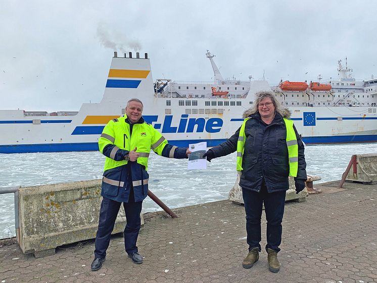 Jörgen Nilsson, vd Trelleborgs Hamn AB och Susanna Gustafsson, Skånes Luftvårdsförbund, med luftrapporten