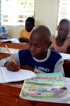 Elev i nyöppnad skola i Haiti