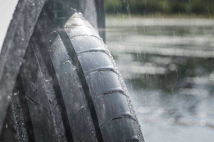 Nokian_Tyres_Wet grip of premium tires_C.jpg