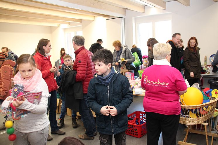 Viele Besucher beim Flohmarkt im Kinderhospiz: Erfolgreiche Bilanz für Bärenherz