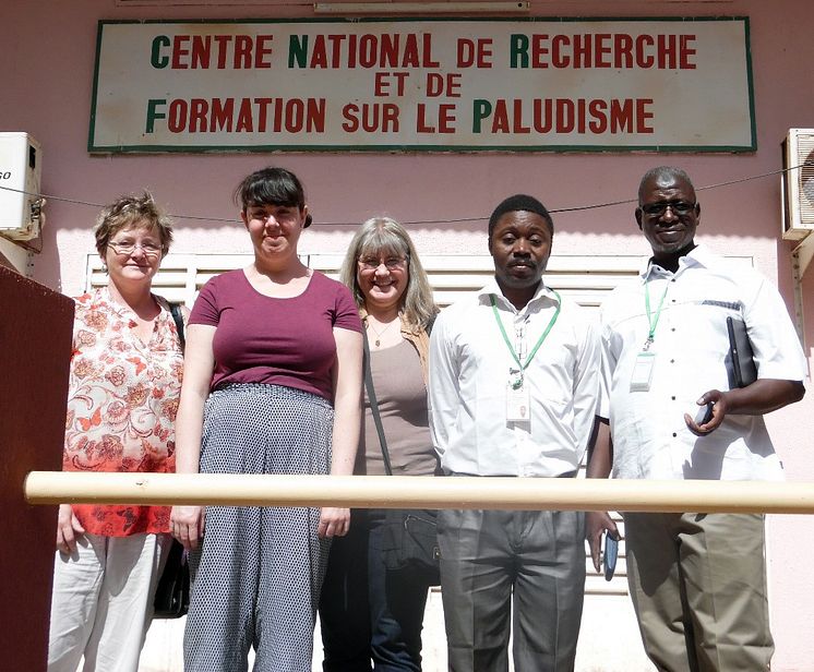 Forskarna Mary O’Conell, Ioana Bujila, Anki Östlund Farrants, Guillaume S. Sanou och Issa Nébié utanför malariainstitutet i Ouagadougou. Foto: May O'Connell.