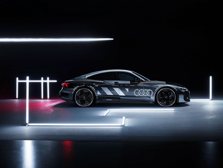 Audi e-tron GT prototype med black camouflage