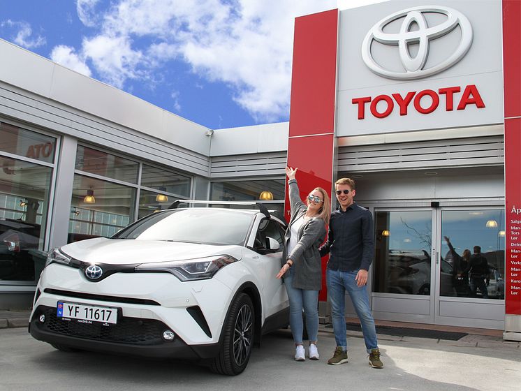 Vi gratulerer Marianne og Christoffer med ny Toyota!