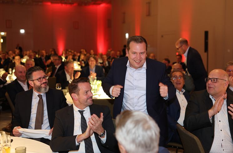 Geschäftsführer Marketing & Vertrieb bei Ardex freut sich über den Gewinn.
