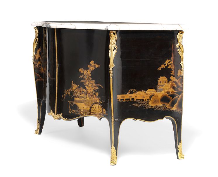 John Cobb, attributed: A George III bombe commode. c. 1765-70. Estimate: DKK 1.5 mill. / € 200,000