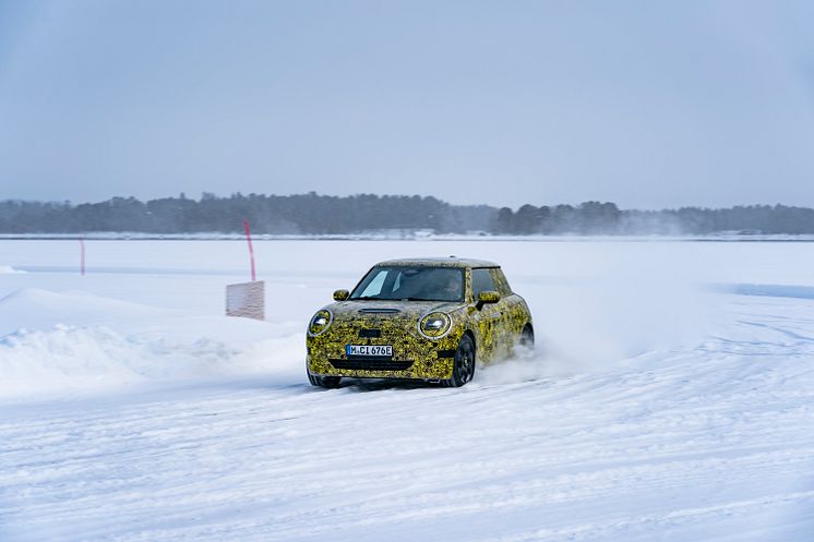 Neste generasjon elektriske MINI testes på nordisk is og snø