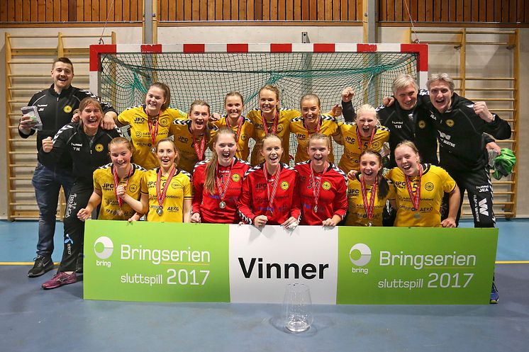 Glade jenter fra Oppegård etter at finaleseieren var sikret.