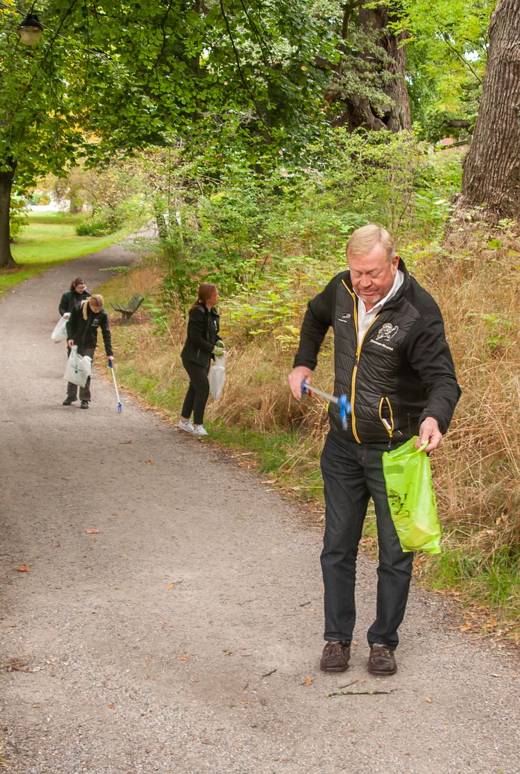 Skansen-Akvariet plockar skräp på Djurgården