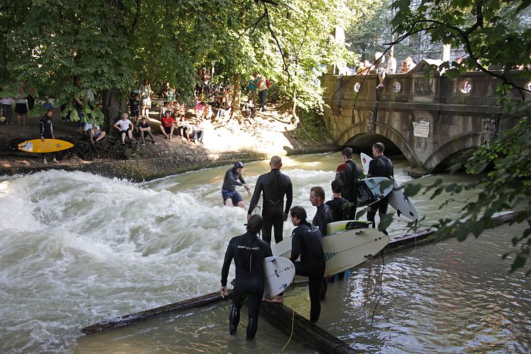 Surfere i kø ved Eisbach i München