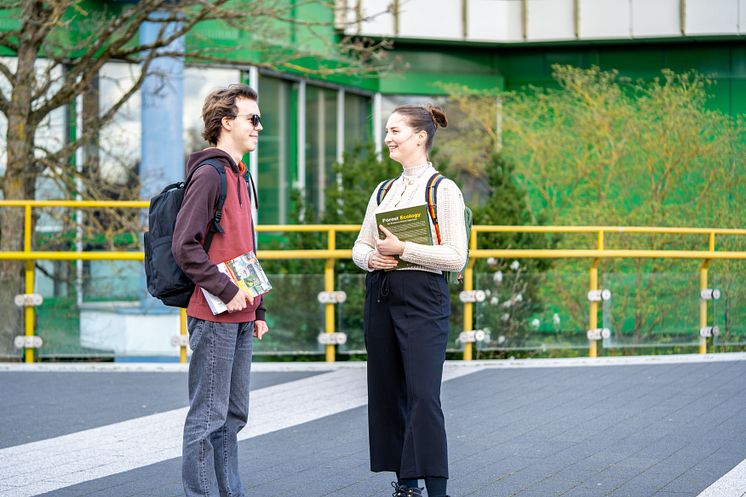 Studierende auf dem Campus