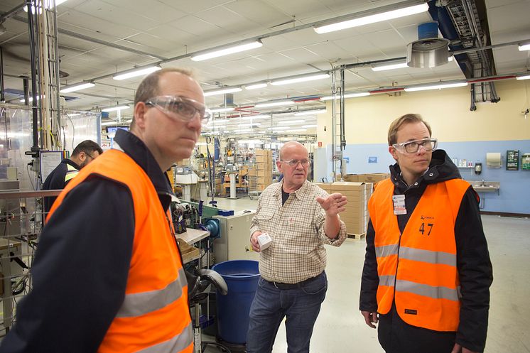 Lars-Göran Rohlén, Orica, beskriver tillverkningsprocessen i Exelfabriken för Anders Tålsgård och Johan Lagerqvist från Pemco Energi