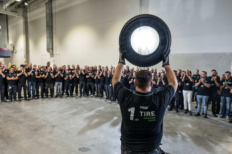 Nokian+Tyres+Romania+factory+1st+tire+03.jpg