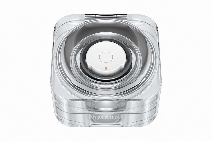 04-galaxy-ring-titaniumblack-charging-case-closed-combination.jpg