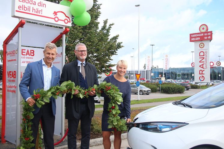 Erik Tellgren, vd Växjö Energi, Mats Jäderberg centrumchef Grand Samarkand och Anna Tenje laddade den första bilen.