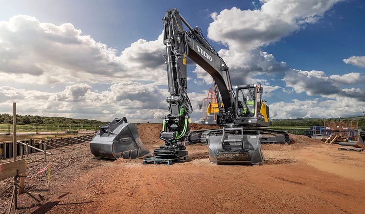 Volvo EC250E och EC300E - tiltrotator och redskap
