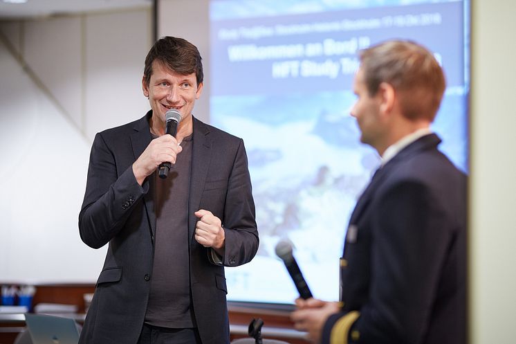 Seminarleiter Thomas P. Illes im Gespräch mit Kapitän Niklas Nordlund