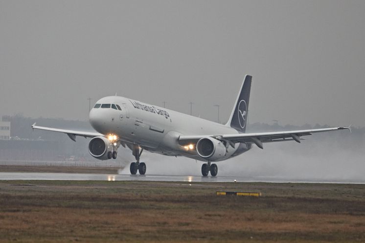 A321F D-AEUC Take off