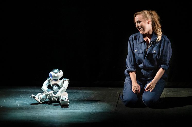 Sofie Asplund och roboten Elsa